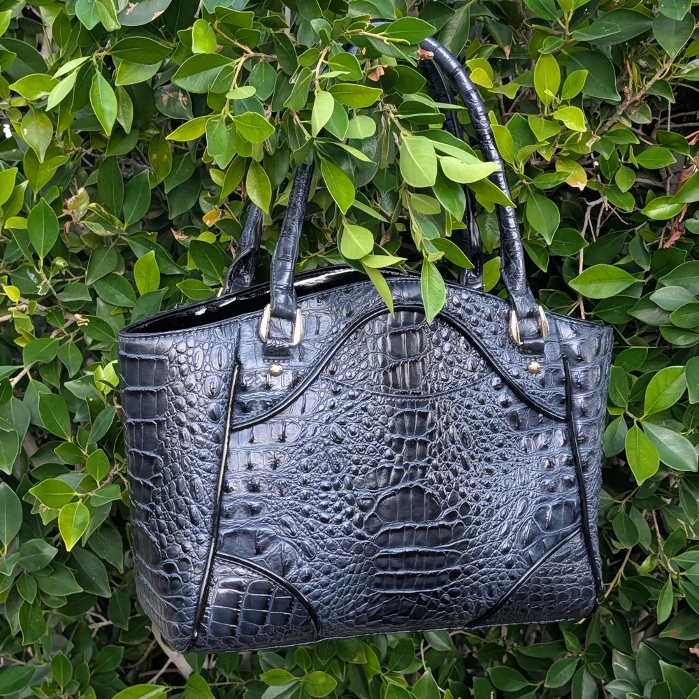 Chic Black Crocodile-Embossed Tote Bag - Picture 14 of 16